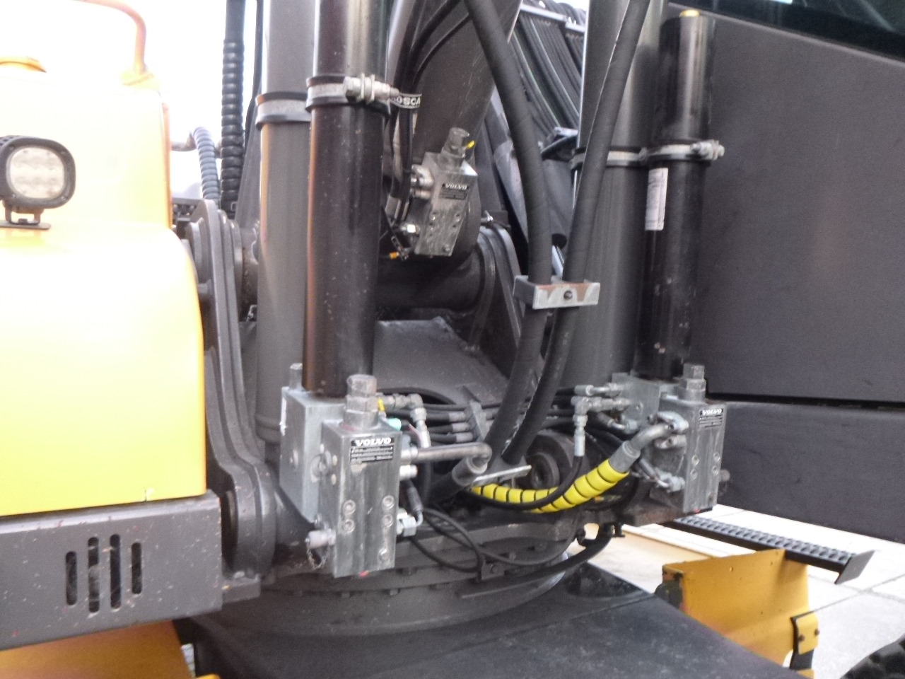 Wheel excavator VOLVO EW210D: picture 21