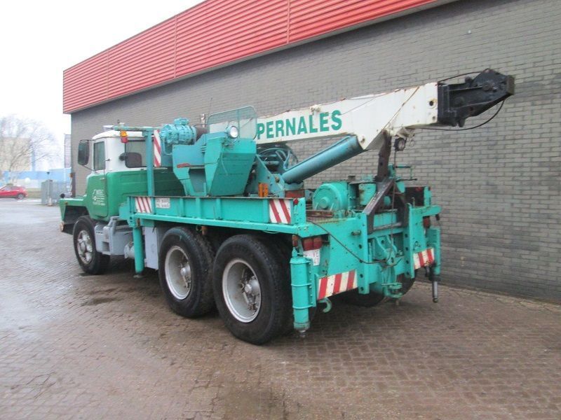 MACK DM807 - Crane truck, Mobile crane: picture 3 MACK DM807 - Crane truck, Mobile crane: picture 3
