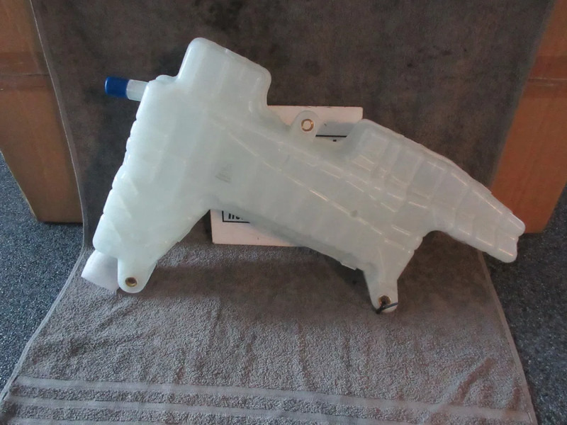 DAF 1404524 / 1700772 EXPANSIEVAT - Expansion tank for Truck: picture 2 DAF 1404524 / 1700772 EXPANSIEVAT - Expansion tank for Truck: picture 2