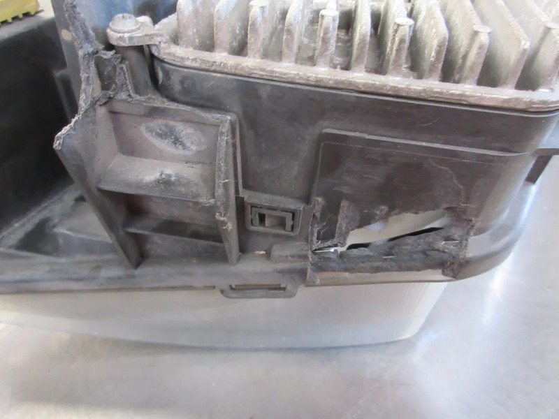 Volvo 2239217 KOPLAMP VOLVO FH 460 RECHTS LICHT BESCHADIG - Headlight for Truck: picture 4 Volvo 2239217 KOPLAMP VOLVO FH 460 RECHTS LICHT BESCHADIG - Headlight for Truck: picture 4