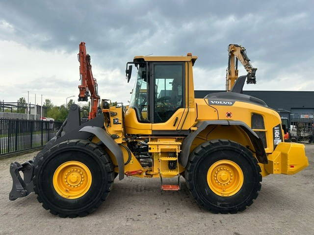 Wheel loader Volvo L90H: picture 1