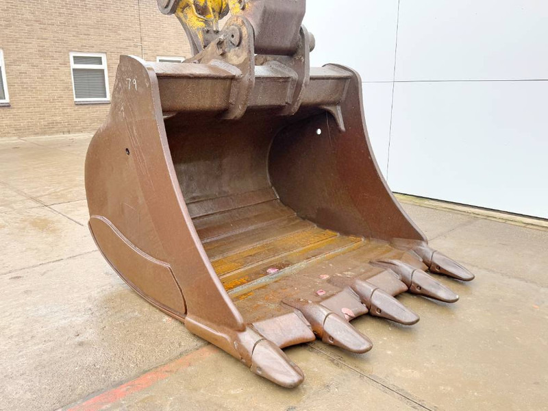Crawler excavator Komatsu PC700LC-8 - Adjustable Undercarriage / Hydr Stairs: picture 12