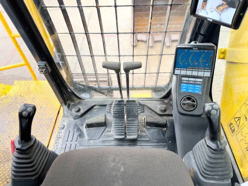 Crawler excavator Komatsu PC700LC-8 - Adjustable Undercarriage / Hydr Stairs: picture 8