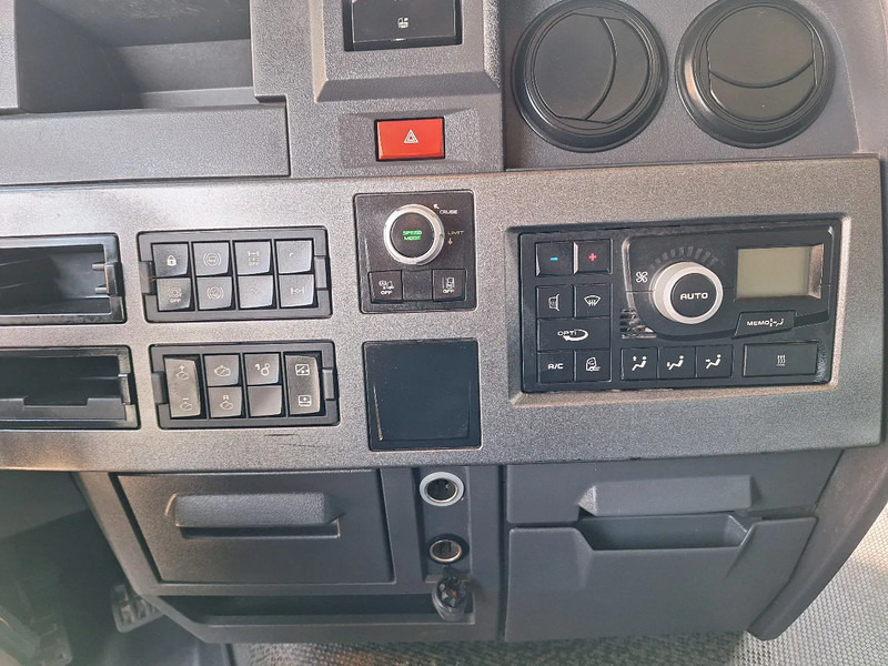 Tractor unit Renault T520 T520: picture 17