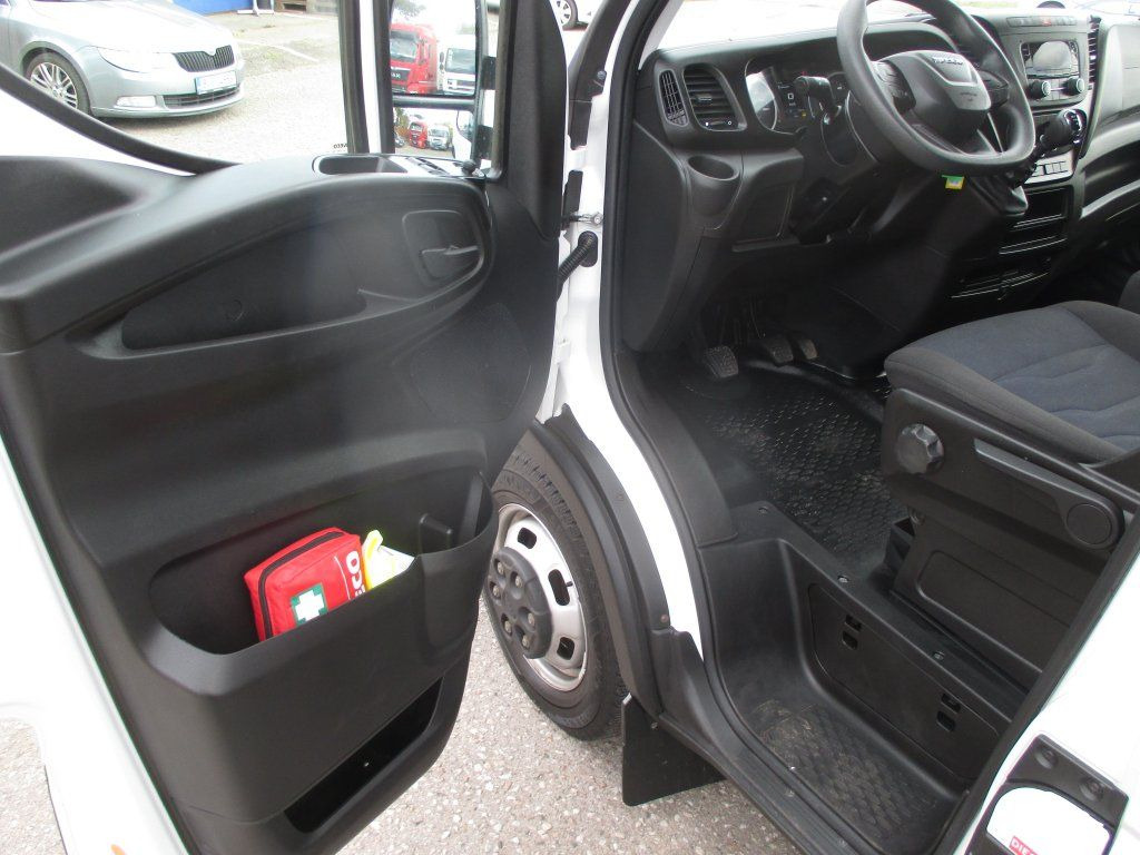 Box van Iveco Daily 35C16: picture 10