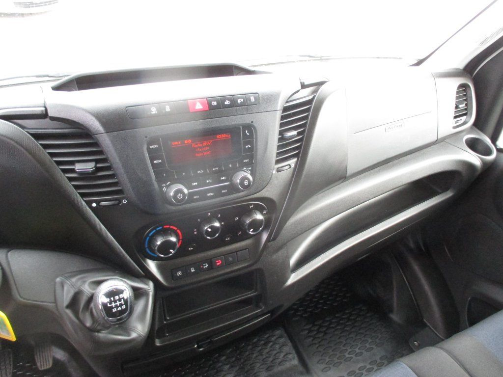 Box van Iveco Daily 35C16: picture 14