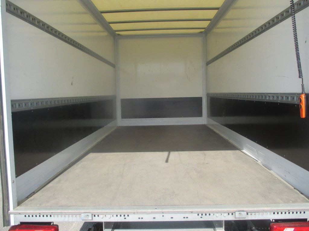 Box van Iveco Daily 35C16: picture 9