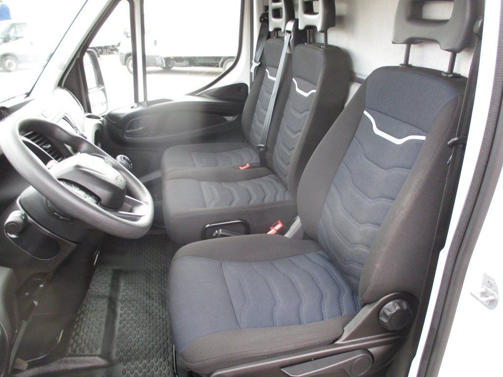 Box van Iveco Daily 35C16: picture 11