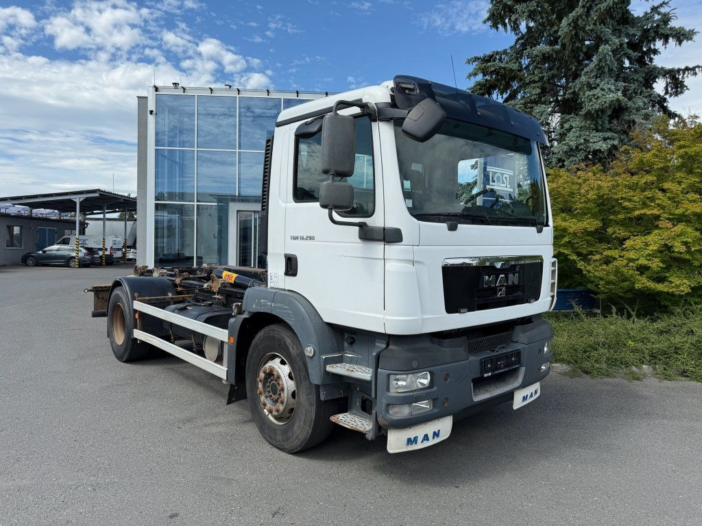 MAN TGM18.290 EURO 5 - Hook lift truck: picture 2 MAN TGM18.290 EURO 5 - Hook lift truck: picture 2