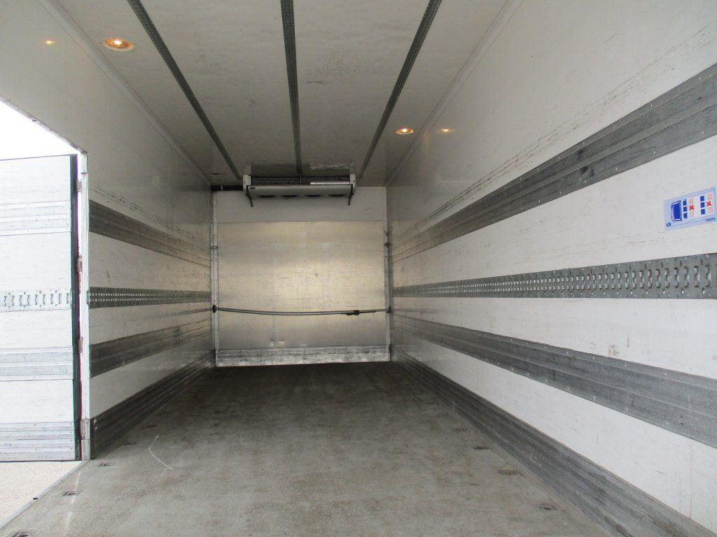 Refrigerator truck Renault Premium 460: picture 10