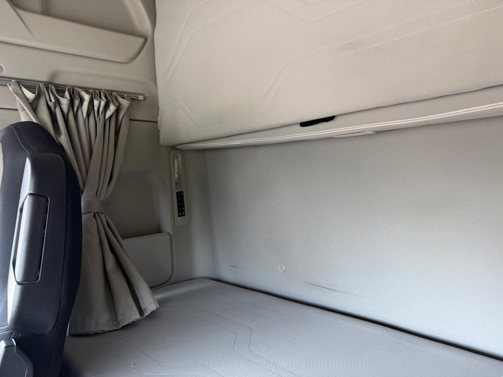 Tractor unit Ford F-MAX EURO 6: picture 16