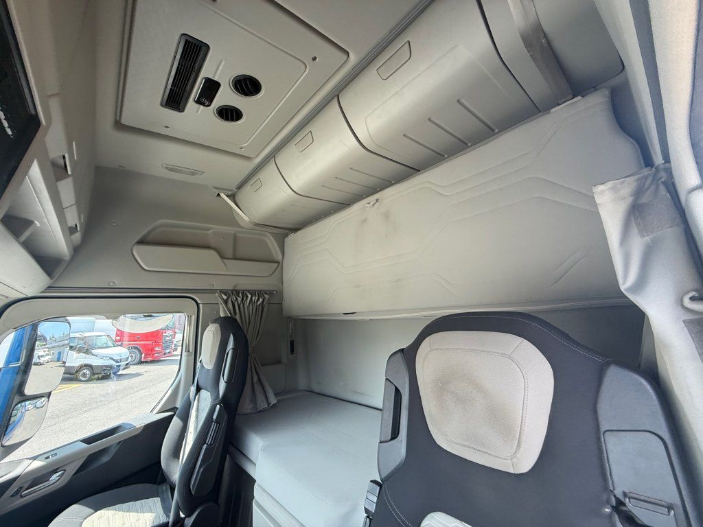 Tractor unit Ford F-MAX EURO 6: picture 13