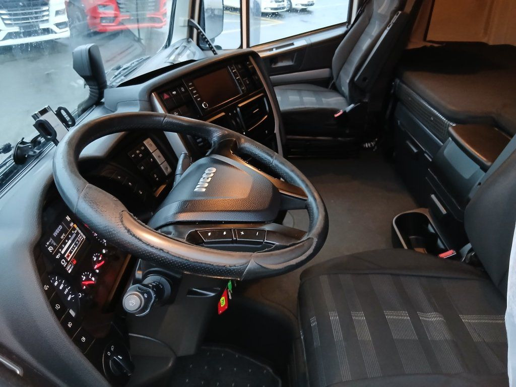 Tractor unit Iveco 480 Hi-Way EURO 6: picture 14
