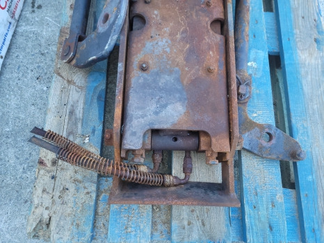 Case Mxm120, Mxm140 New Holland Tm120, Tm140, Tm150 Pick Up Hitch Assy 82036538 - Frame/ Chassis: picture 5 Case Mxm120, Mxm140 New Holland Tm120, Tm140, Tm150 Pick Up Hitch Assy 82036538 - Frame/ Chassis: picture 5