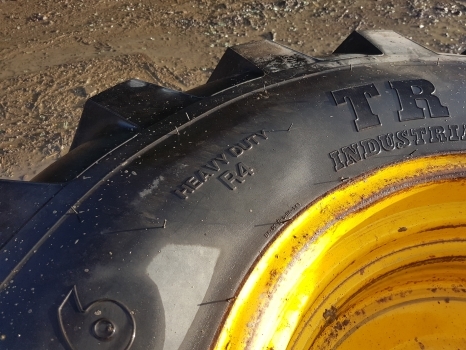Ford 4550 Rear Wheel Rim And Tyre 18.4-26, 1 Inch Grip, 6 Inches Centre Hole - Wheel and tire package for Farm tractor: picture 3 Ford 4550 Rear Wheel Rim And Tyre 18.4-26, 1 Inch Grip, 6 Inches Centre Hole - Wheel and tire package for Farm tractor: picture 3