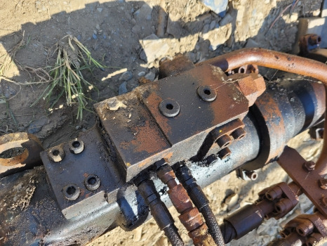 Hyundai Hx220lc Boom Lift Ram Check, Safety Lock Valve 31q6-55012gg - Hydraulics for Excavator: picture 1 Hyundai Hx220lc Boom Lift Ram Check, Safety Lock Valve 31q6-55012gg - Hydraulics for Excavator: picture 1