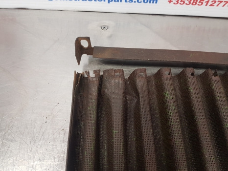 John Deere 1630, 1530, 1635ef, 2030ou, 2035ef Side Grille Panel Ar72949 - Grill: picture 5 John Deere 1630, 1530, 1635ef, 2030ou, 2035ef Side Grille Panel Ar72949 - Grill: picture 5