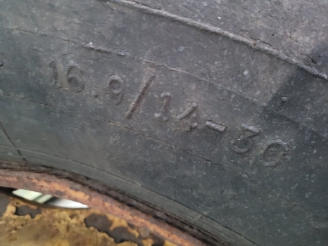 John Deere 2130 Rear Wheel Rim And Tyre 16.9/14-30, R30, At30619 - Wheel and tire package: picture 4 John Deere 2130 Rear Wheel Rim And Tyre 16.9/14-30, R30, At30619 - Wheel and tire package: picture 4