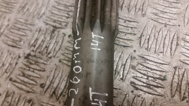 John Deere 5620, 5720, 5820 Half Axle Shaft Right R205519 - Drive shaft for Farm tractor: picture 4 John Deere 5620, 5720, 5820 Half Axle Shaft Right R205519 - Drive shaft for Farm tractor: picture 4