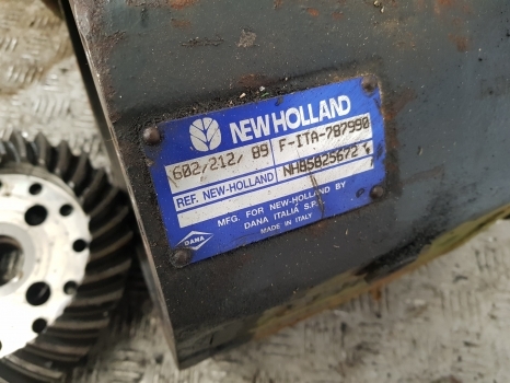 New Holland Lm435a Front Axle Housing Bevel Gear 85825672; 85826431; 85826706; - Front axle for Telescopic handler: picture 3 New Holland Lm435a Front Axle Housing Bevel Gear 85825672; 85826431; 85826706; - Front axle for Telescopic handler: picture 3