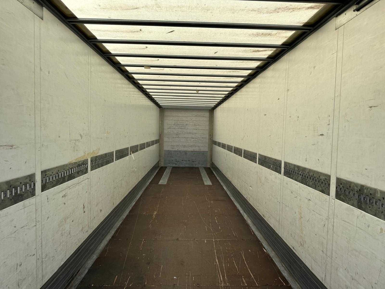 Schmitz Izoterma Kontener Box, 2017r, roleta , 481083 km , z Francji - Isothermal semi-trailer: picture 5 Schmitz Izoterma Kontener Box, 2017r, roleta , 481083 km , z Francji - Isothermal semi-trailer: picture 5