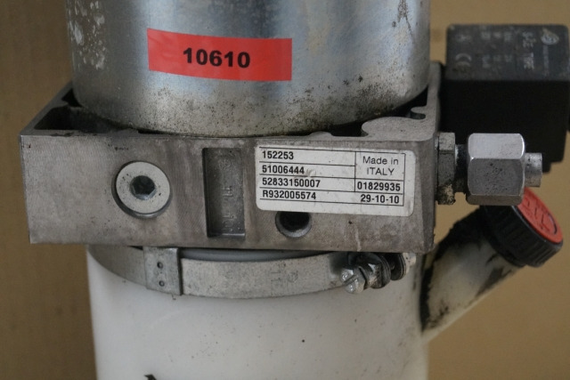 Jungheinrich 51006444 | Lifting motor with tank 24V 2,2KW 120A 2600 min-1 ISKRA Lifting motor with tank 24V 2,2KW 120A 2600 min-1 ISKRA code R932005574 for ERE225 year 2010 - Hydraulic pump for Material handling equipment: picture 2 Jungheinrich 51006444 | Lifting motor with tank 24V 2,2KW 120A 2600 min-1 ISKRA Lifting motor with tank 24V 2,2KW 120A 2600 min-1 ISKRA code R932005574 for ERE225 year 2010 - Hydraulic pump for Material handling equipment: picture 2