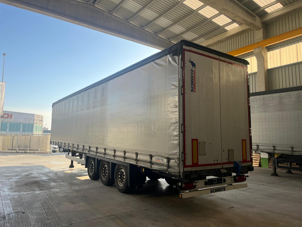 Schmitz Cargobull SCS24/L Varios - Curtainsider semi-trailer: picture 4 Schmitz Cargobull SCS24/L Varios - Curtainsider semi-trailer: picture 4