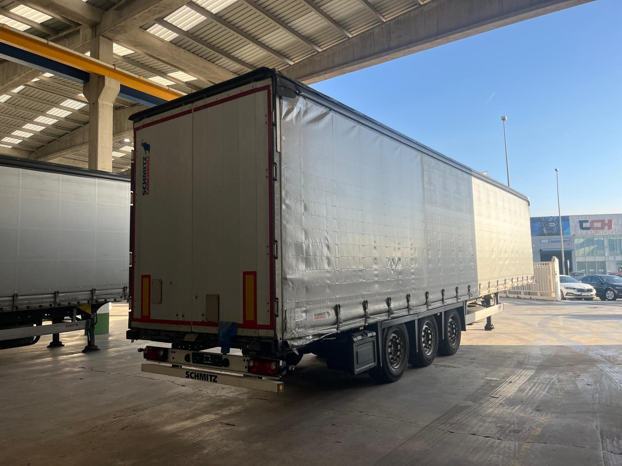 Schmitz Cargobull SCS24/L Varios - Curtainsider semi-trailer: picture 3 Schmitz Cargobull SCS24/L Varios - Curtainsider semi-trailer: picture 3
