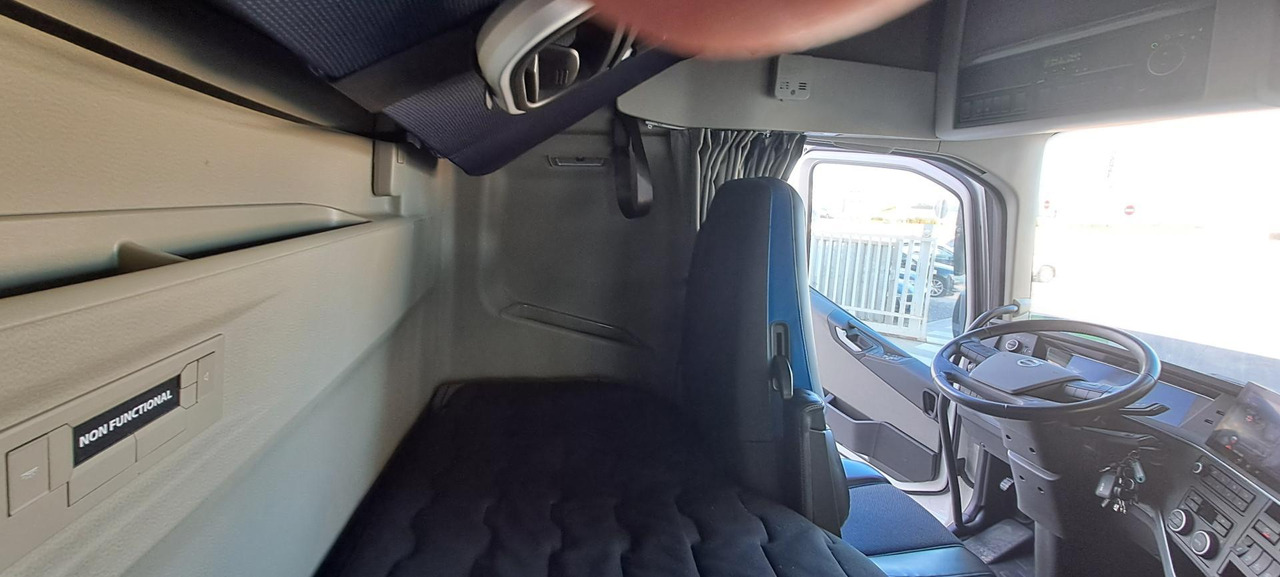 Tractor unit Volvo FH 460 Globetrotter XL Retarder i-Save: picture 10