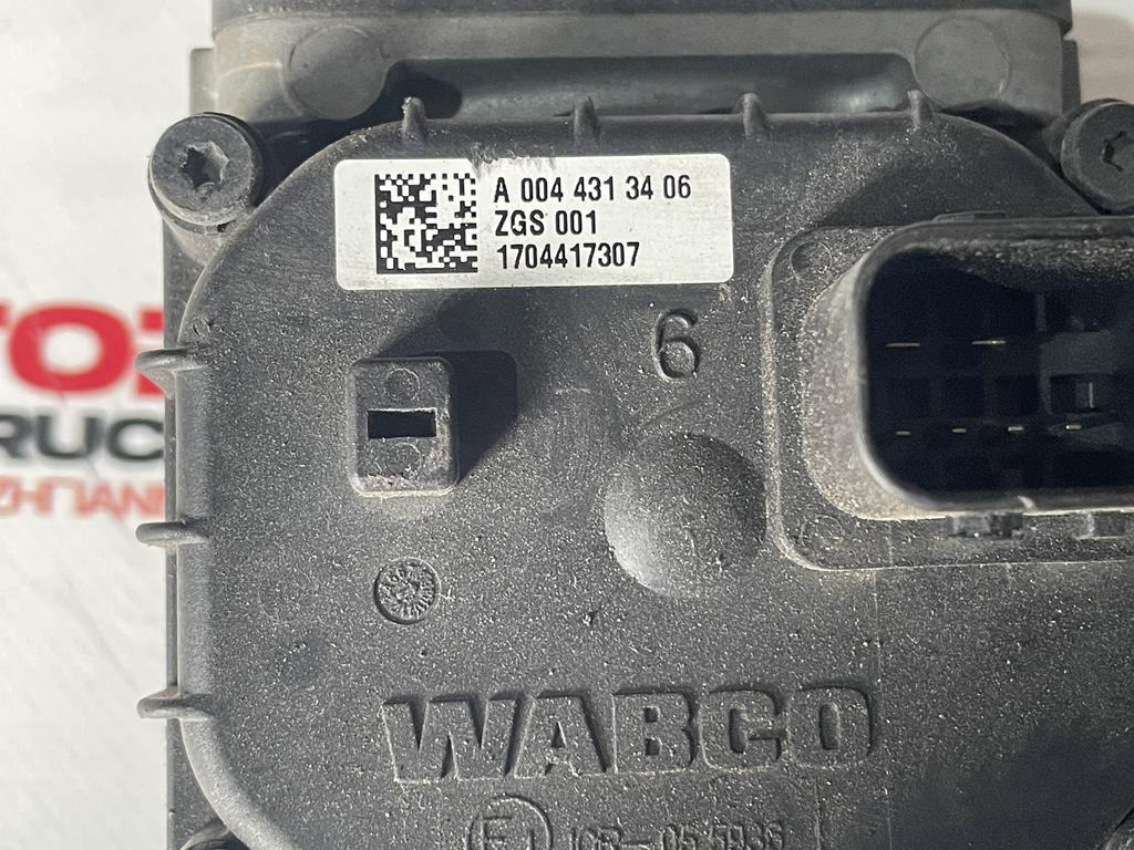 MERCEDES-BENZ VALVE BRAKE - 0044313406 - Brake valve for Truck: picture 4 MERCEDES-BENZ VALVE BRAKE - 0044313406 - Brake valve for Truck: picture 4