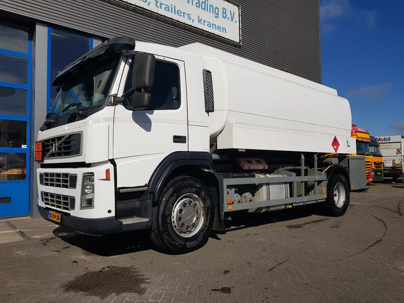 Volvo FM 9.340 Petrol, Diesel 17000 Ltr. 3 Compartementen - Tank truck: picture 2 Volvo FM 9.340 Petrol, Diesel 17000 Ltr. 3 Compartementen - Tank truck: picture 2