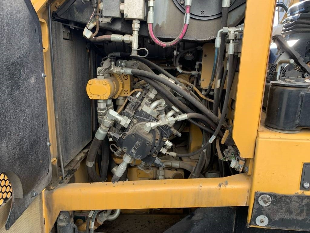 Asphalt paver CAT AP355F: picture 21