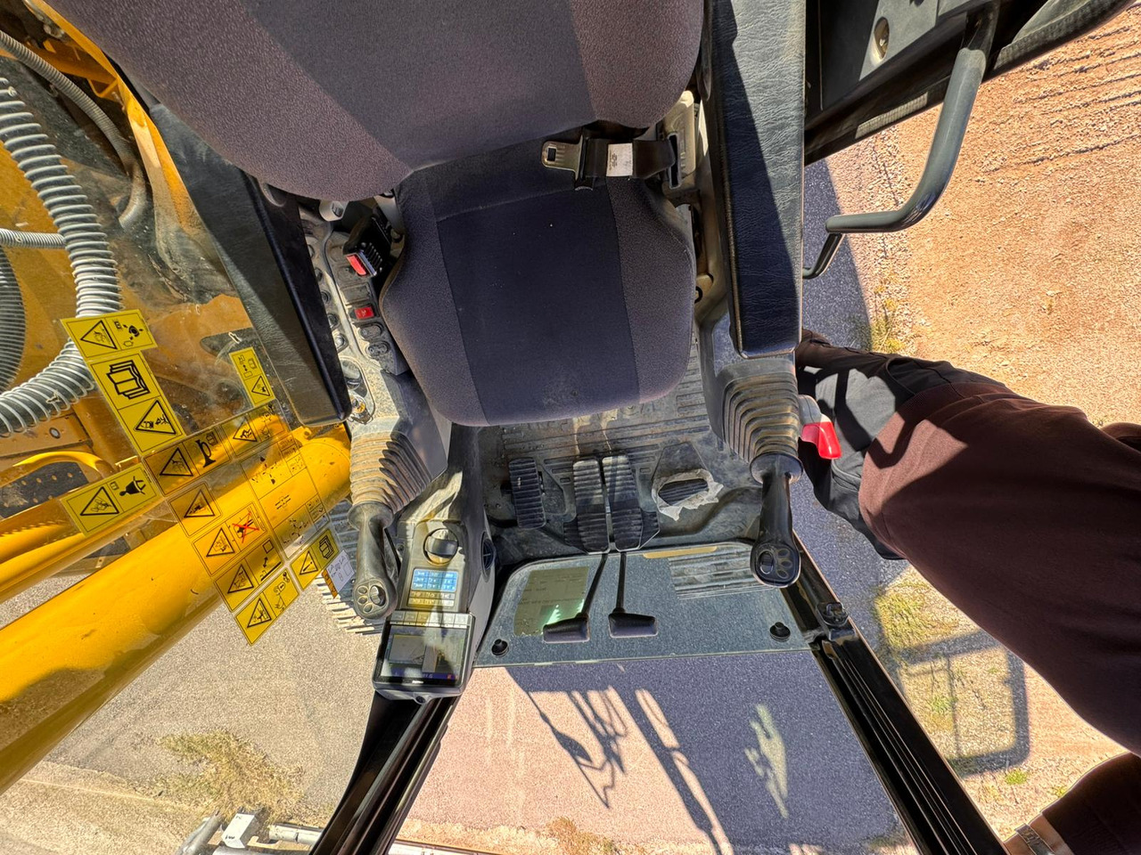 KOMATSU PC210 NLC-11 - Excavator: picture 5 KOMATSU PC210 NLC-11 - Excavator: picture 5