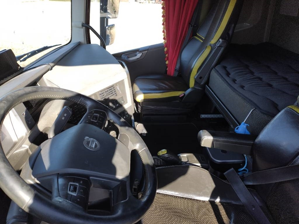 Cab chassis truck Volvo FH750 8x4 alusta: picture 6