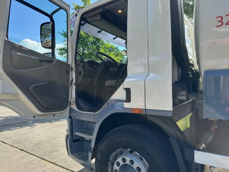 DAF CF 75.310 FAN / NL TRUCK / 6x2 / FUEL TANK 4 COMP. / 22 m3 / EURO5 / TOP CONDITION!! - Tank truck: picture 5 DAF CF 75.310 FAN / NL TRUCK / 6x2 / FUEL TANK 4 COMP. / 22 m3 / EURO5 / TOP CONDITION!! - Tank truck: picture 5