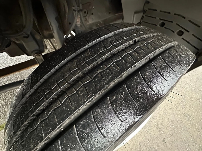 Mercedes-Benz Atego 815 / NL TRUCK / EURO 3 / LOW KM / BOX+LIFT / MANUAL / ANALOG TACHO - Box truck: picture 4 Mercedes-Benz Atego 815 / NL TRUCK / EURO 3 / LOW KM / BOX+LIFT / MANUAL / ANALOG TACHO - Box truck: picture 4