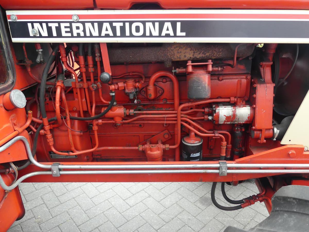 Farm tractor International 1055A: picture 30