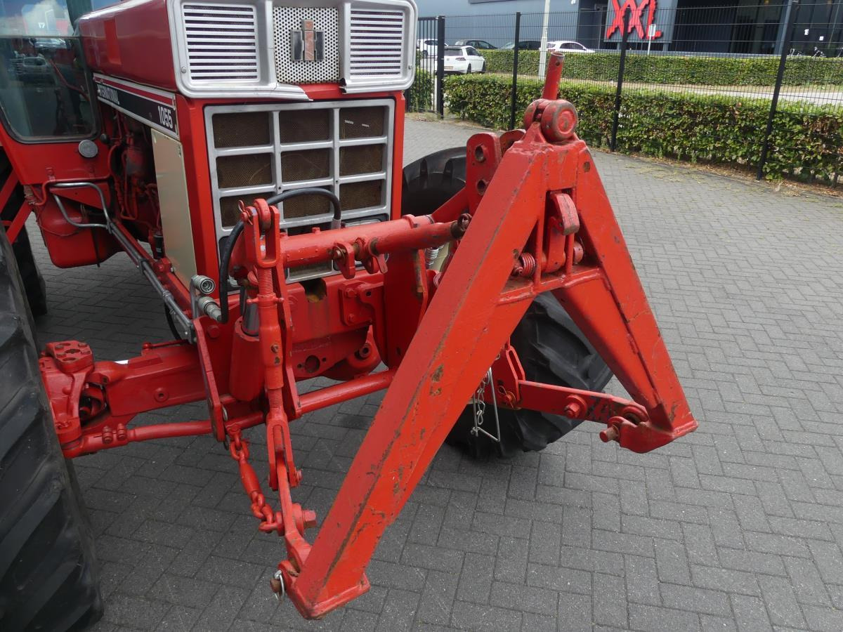 Farm tractor International 1055A: picture 27