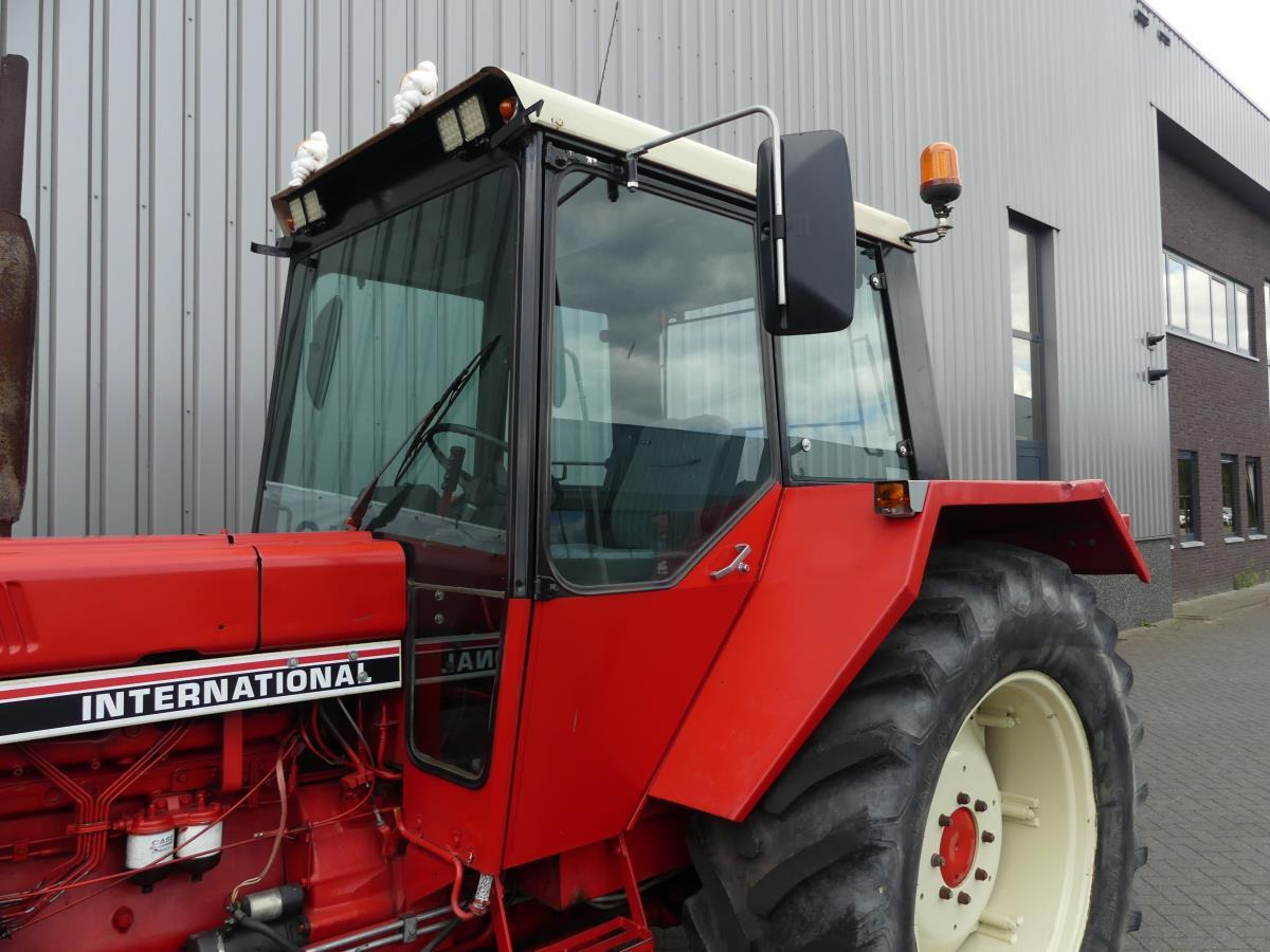 Farm tractor International 1055A: picture 22