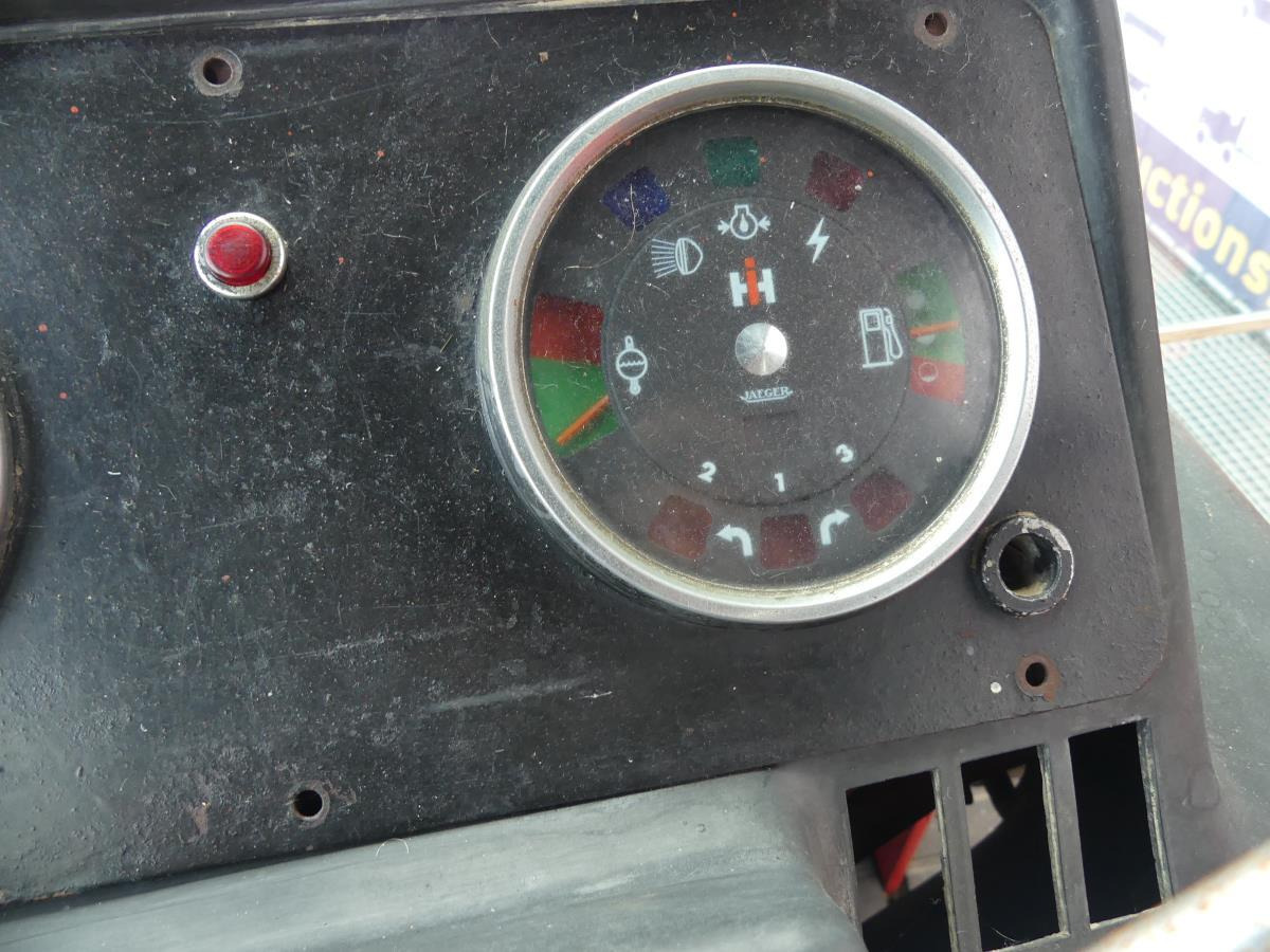 Farm tractor International 1055A: picture 47