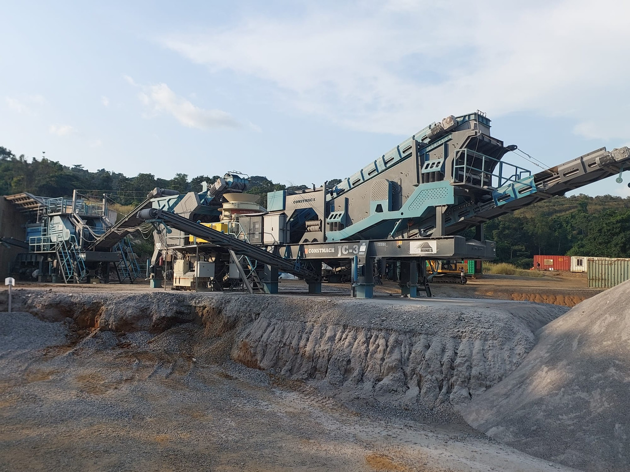 Constmach Mobile Backenbrecheranlage mit einer Leistung von 250 bis 300 t/h - Mobile crusher: picture 1 Constmach Mobile Backenbrecheranlage mit einer Leistung von 250 bis 300 t/h - Mobile crusher: picture 1