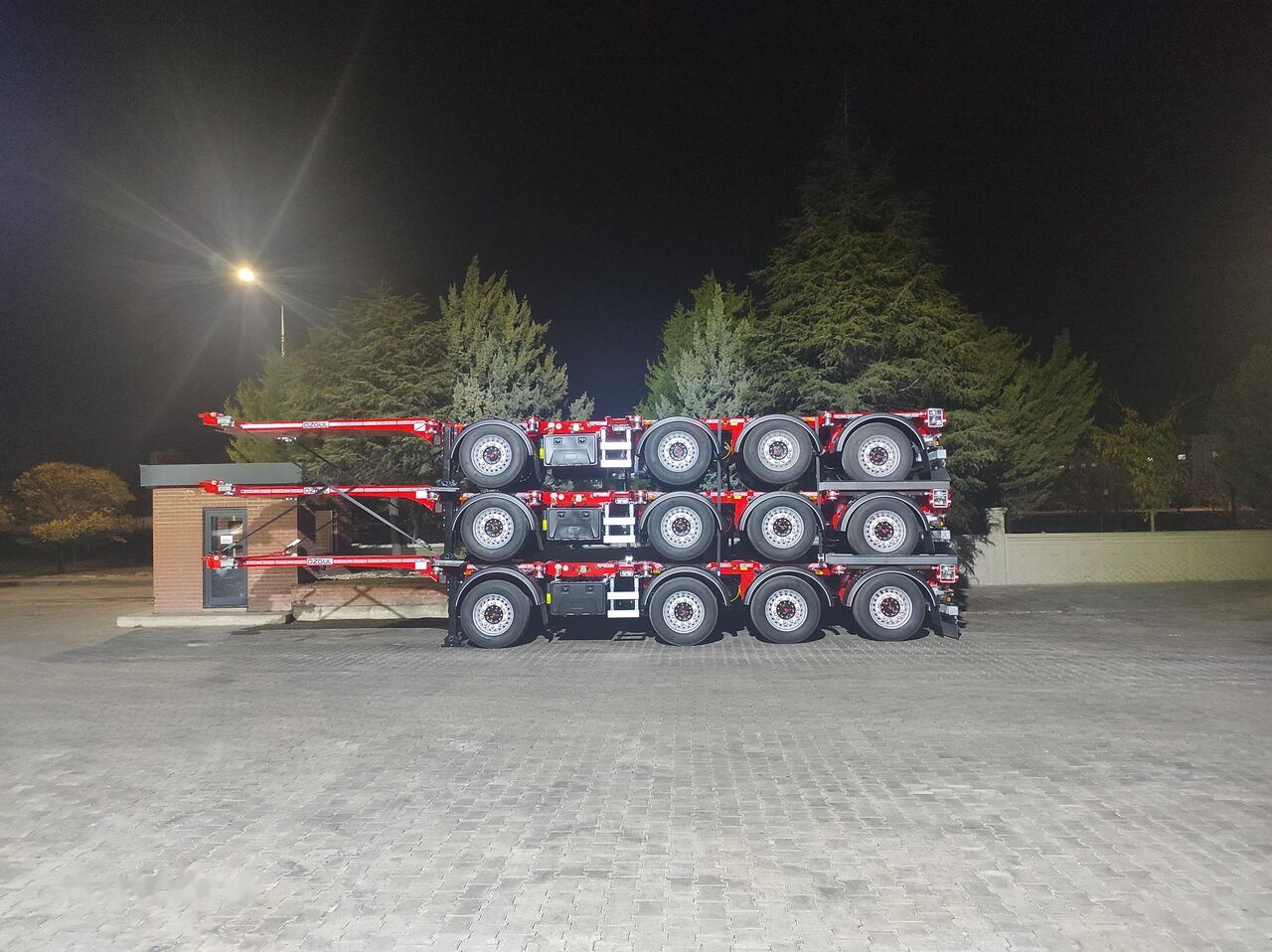 Özgül 4 AXLE HIGH CUBE CONTAINER CARRIER - Container transporter/ Swap body semi-trailer: picture 2 Özgül 4 AXLE HIGH CUBE CONTAINER CARRIER - Container transporter/ Swap body semi-trailer: picture 2