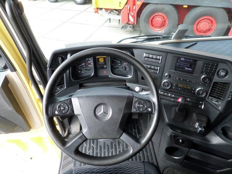 Interior photo 1: Tractor unit Mercedes-Benz Actros 3351 6x4