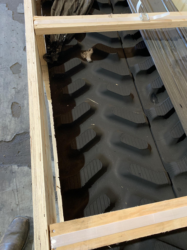 Versatile, Kinze Grain Carts, Kubota Delta track - Track for Tracked tractor: picture 4 Versatile, Kinze Grain Carts, Kubota Delta track - Track for Tracked tractor: picture 4