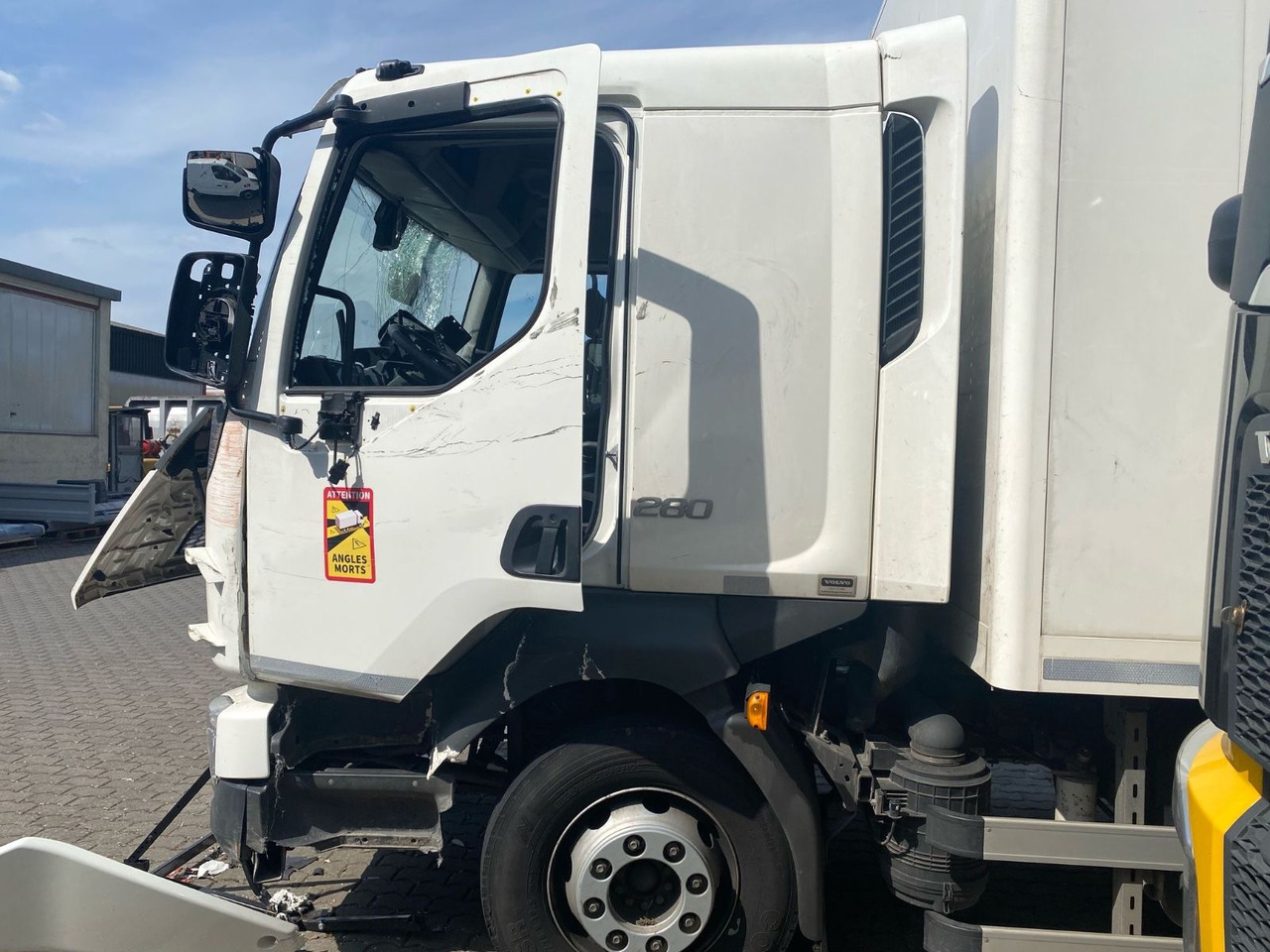 Volvo FL 16.280 Koffer Unfallschaden - Box truck: picture 5 Volvo FL 16.280 Koffer Unfallschaden - Box truck: picture 5