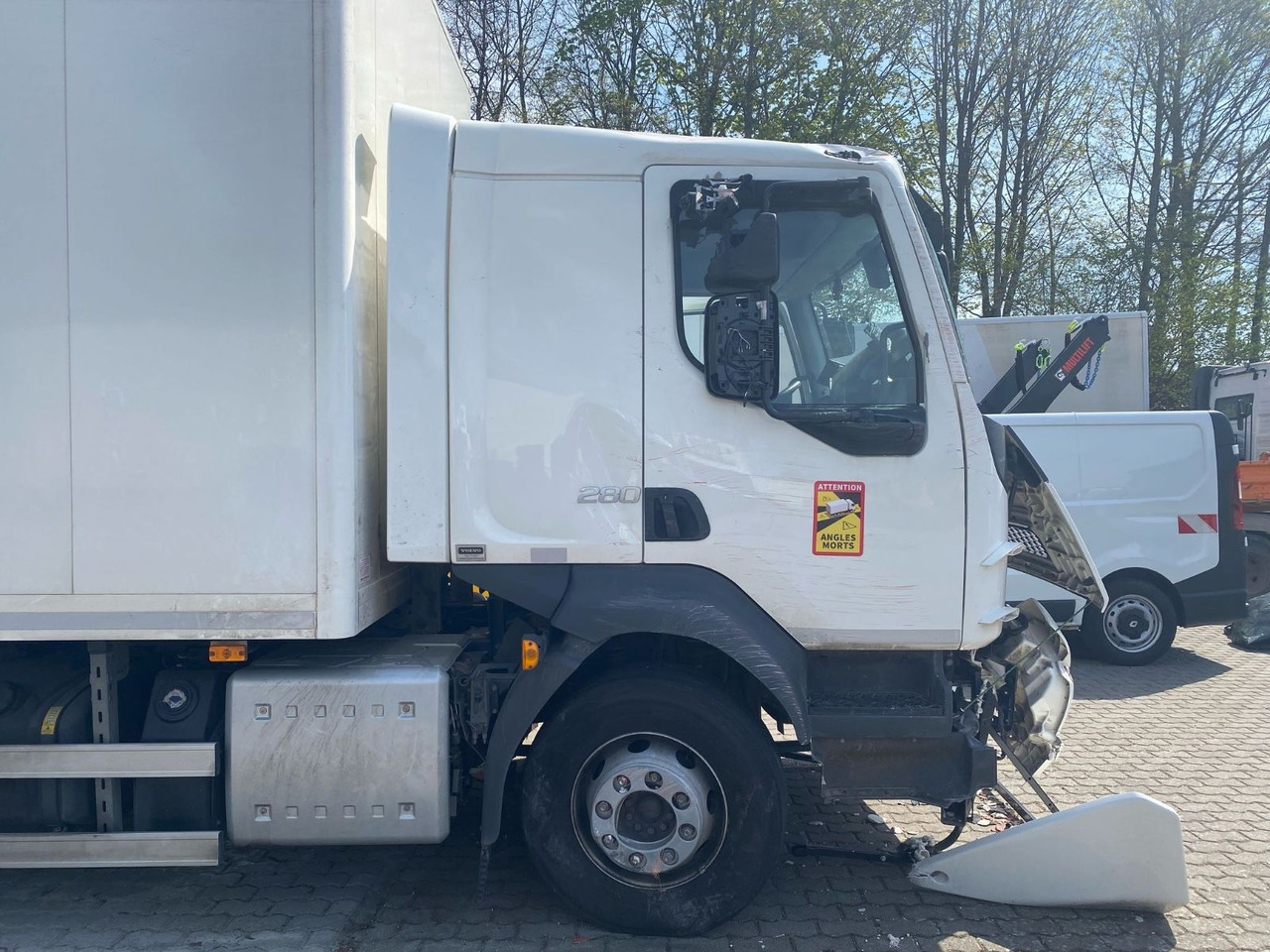 Volvo FL 16.280 Koffer Unfallschaden - Box truck: picture 2 Volvo FL 16.280 Koffer Unfallschaden - Box truck: picture 2