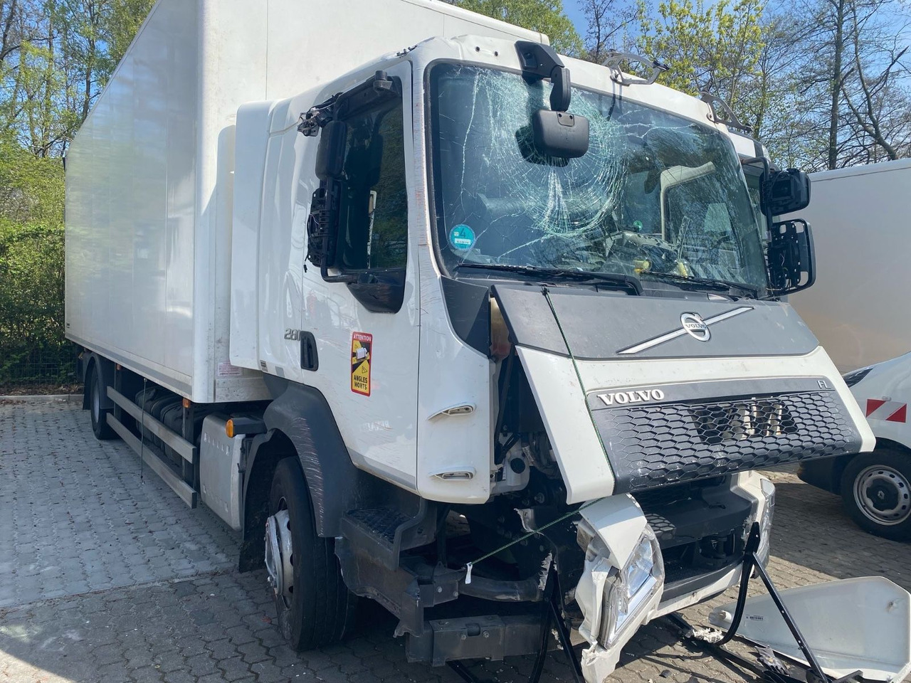 Volvo FL 16.280 Koffer Unfallschaden - Box truck: picture 4 Volvo FL 16.280 Koffer Unfallschaden - Box truck: picture 4