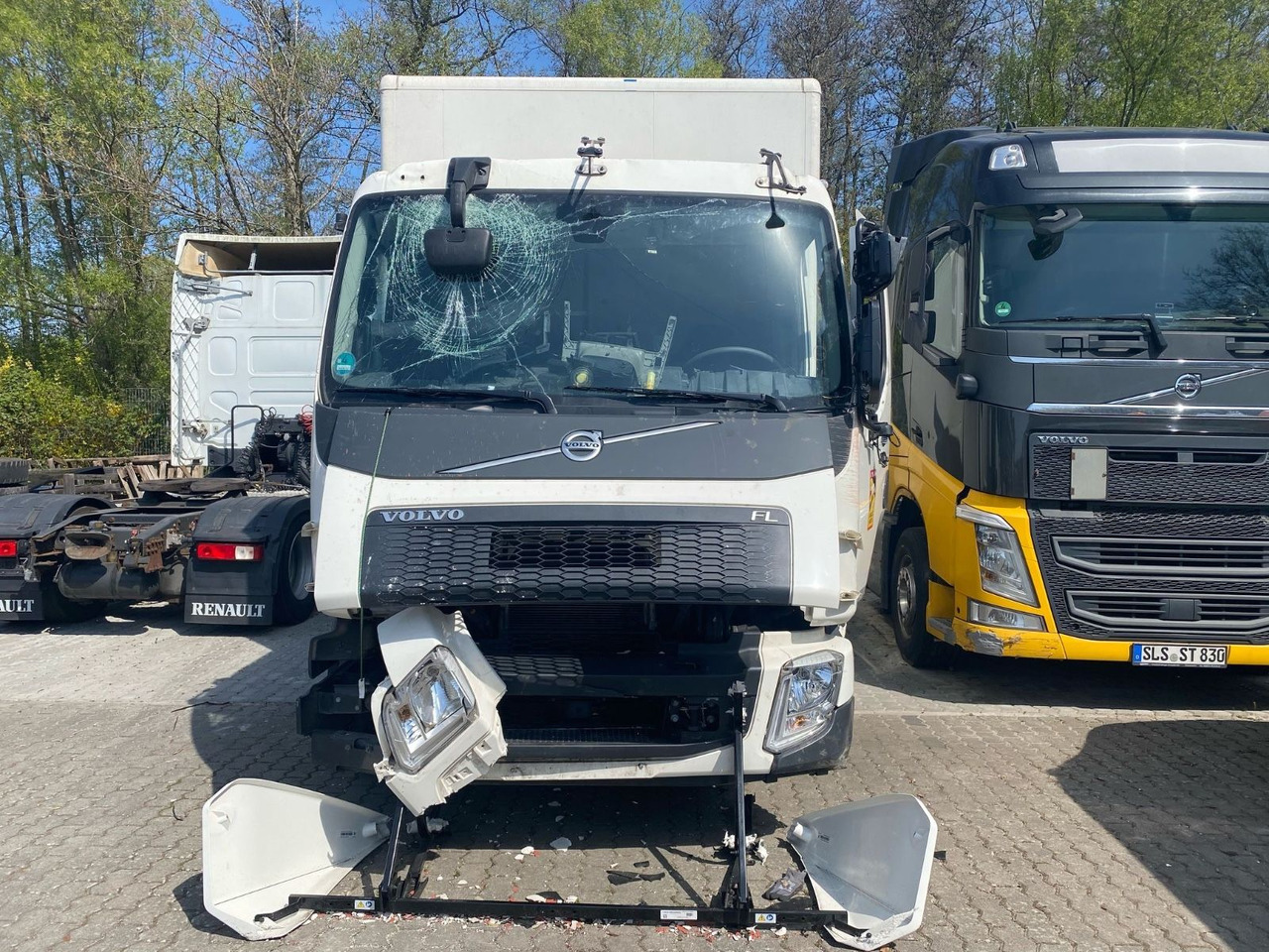 Volvo FL 16.280 Koffer Unfallschaden - Box truck: picture 3 Volvo FL 16.280 Koffer Unfallschaden - Box truck: picture 3