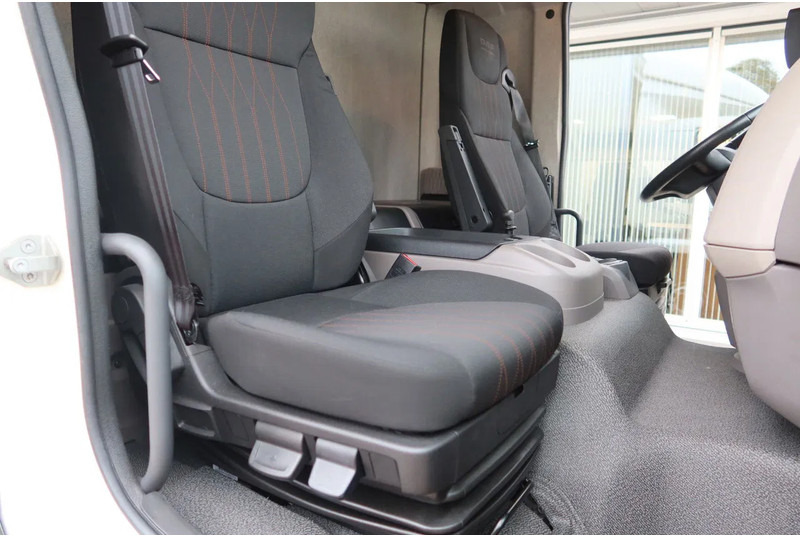Box truck DAF LF 210 Bakwagen+ Dhollandia 1500 kg Comfort cabine: picture 9