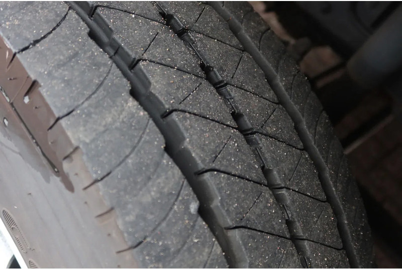 Box truck DAF LF 210 Bakwagen+ Dhollandia 1500 kg Comfort cabine: picture 15